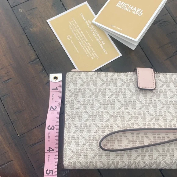 Michael Kors Cream Monogram Phone Pocket Wallet 🤩🤩🤩 - Picture 9 of 9